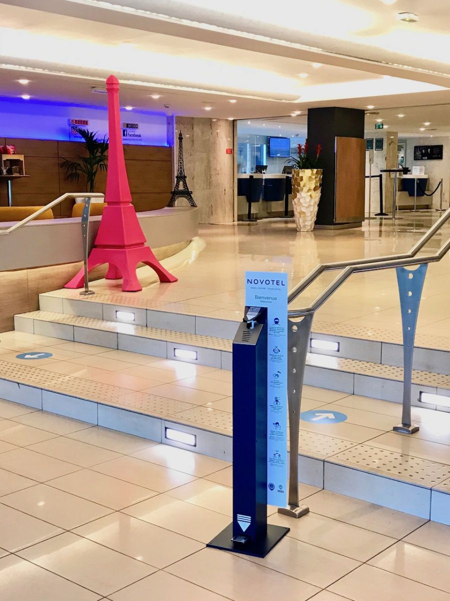 borne de gel hydroalcoolique sur pied à Paris au Novotel Paris Tour eiffel
