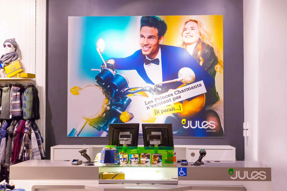 Un cadre retro éclairé en tissu tendu dans un magasin Jules