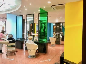 cloison protcetion covid19 chez un coiffeur