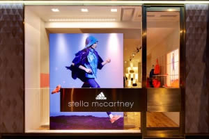 habillage vitrine cadre tissu Adidas Stella McCartney