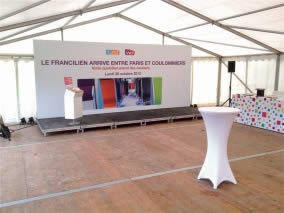 podium avec cadre en tissu SNCF Paris