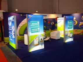 stand d'exposition avec cadre lumineux